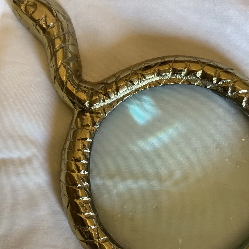 Snake-Shaped Magnifying Glass Metallic Gold - Picture 2 of 4